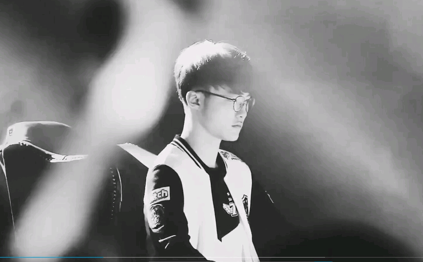 这么慢的队伍？ Xiaohao 和 Jyra 带领队伍抓住了 Baron，但被 EDward Gaming 和 LNG Esports 横扫，连续输掉三场比赛被淘汰