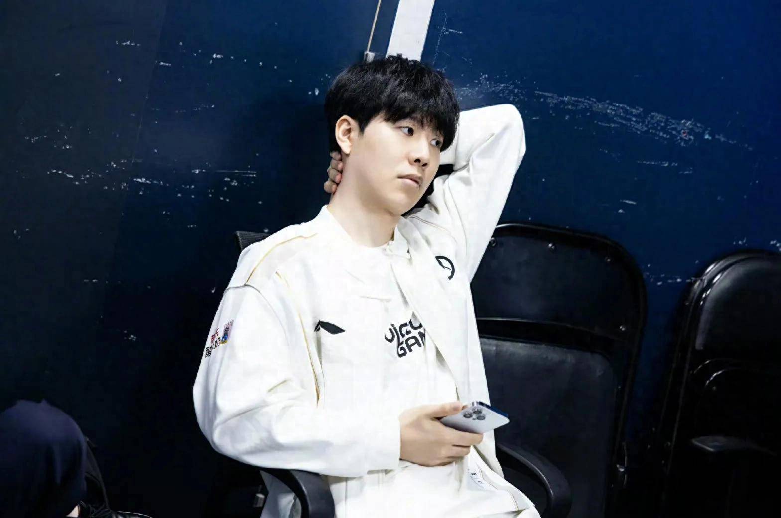 SYWJJ 的超级神剑魔斩杀四人， Darwin 的男枪表现惨淡， FunPlus Phoenix 横扫 Weibo Gaming